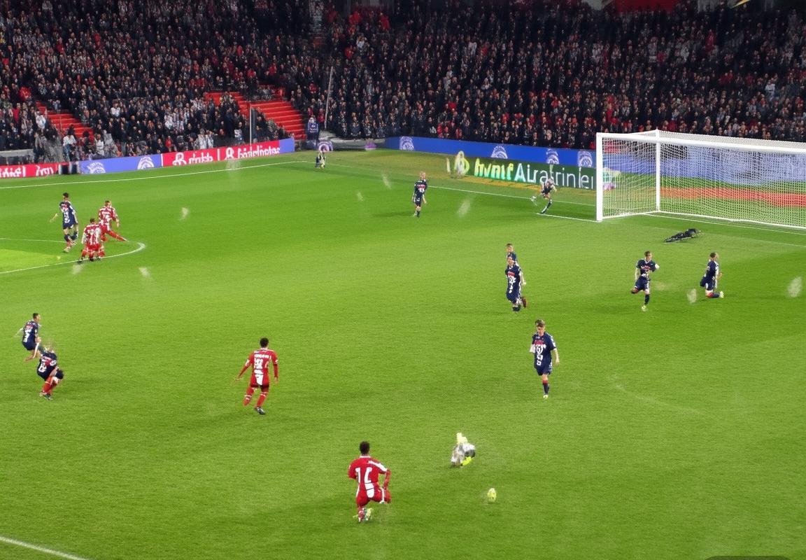 巴黎圣日耳曼VS拜仁慕尼黑：争议判罚与战术对决焦点解析